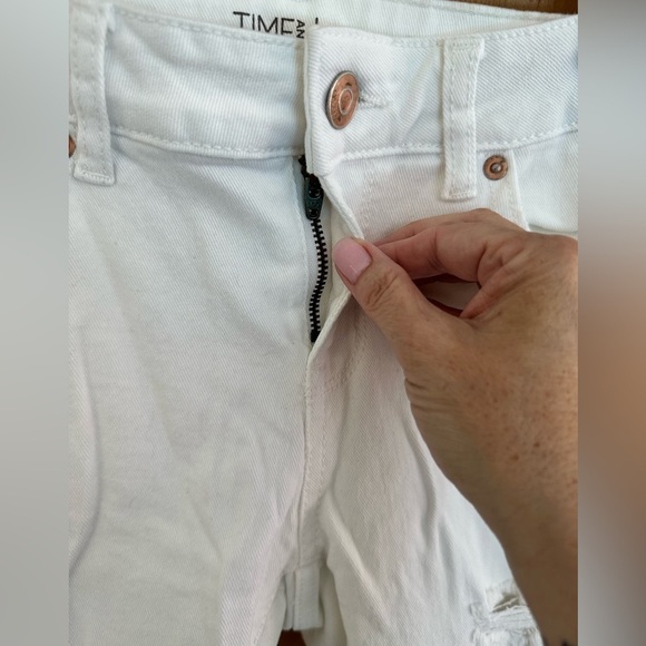 🎉Time And Tru White Denim Shorts Size 4 Distressed - Picture 4 of 10